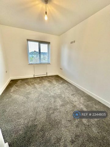 2 bedroom semi-detached house to rent - Photo 2