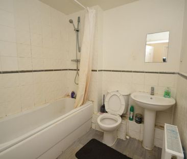 3 bedroom flat to rent - Photo 5