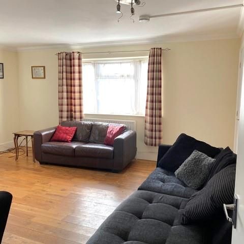 22 Almond Close, GuildfordProperty for lettings - Seymours - Photo 1