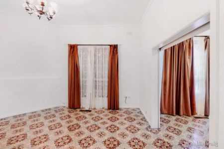 3 Bed, 1 Bath - Photo 2