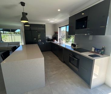 Shared large house, backing onto a bird nature reserve. - Photo 6