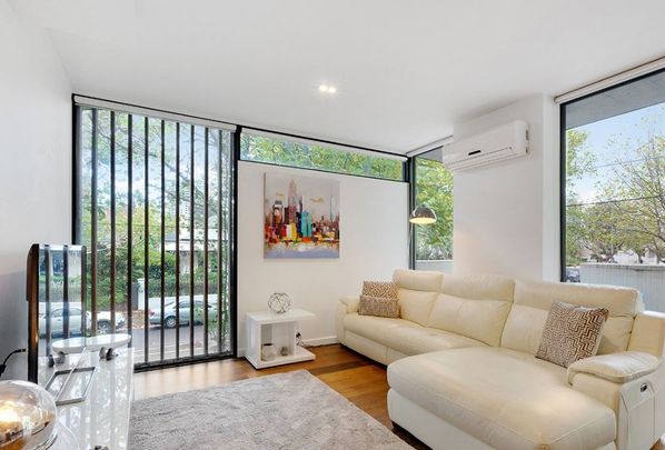 Designer Living – Just Bring Your Suitcase - Photo 1