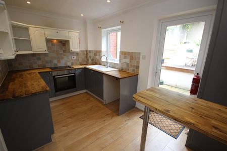 2 bed Terraced House for let - Photo 3
