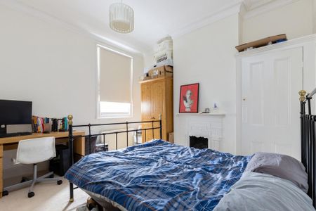 3 bedroom flat to rent - Photo 4