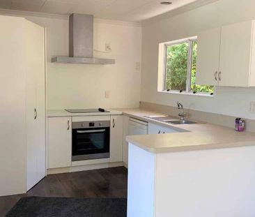 Three bedroom home with city views - Photo 3