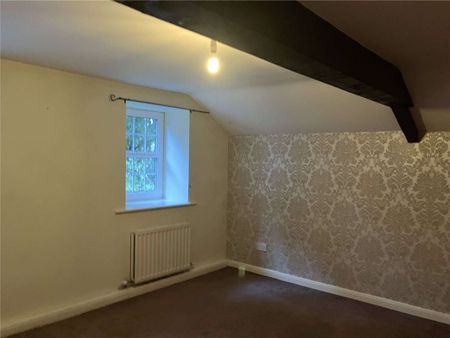 A delightful semi-detached country cottage offering three bedrooms, private courtyard parking, a well-maintained garden, and garage space. - Photo 5