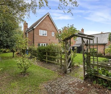 Modernised and particularly well presented 3 bedroom detached house... - Photo 2