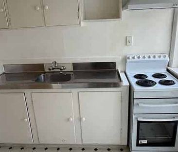 Sunny 2-Bedroom in city-end Karori - Photo 5