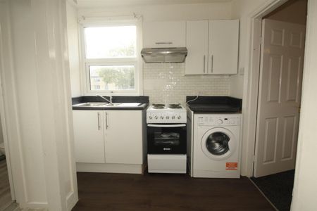 1 Bedroom Flat - Above Shop To Let - Photo 4