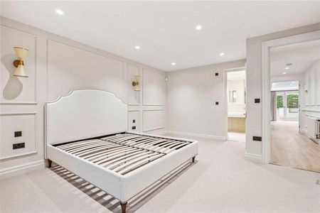 A beautifully renovated three bedroom garden flat with a private entrance - Photo 5