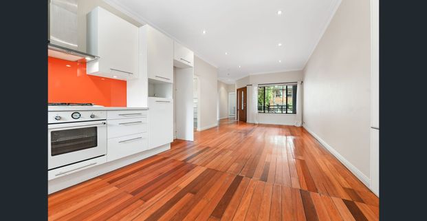 Spacious 3-Bedroom Townhouse with Huge Courtyard & Double Garage - Photo 1