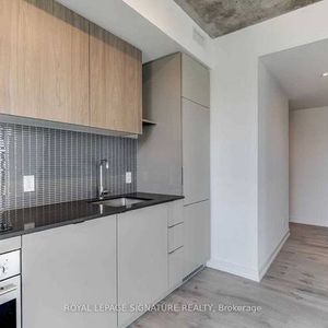 Yonge & Eglinton Spacious Corner 1Bdrm Open Concept Wrap Around Balco - Photo 2