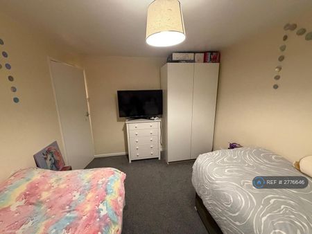 3 bedroom semi-detached house to rent - Photo 3