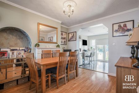 4 bedroom terraced house to rent - Photo 3