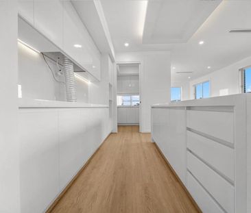 Luxury Living with 3 Private Ensuites - A Rare Find! - Photo 6