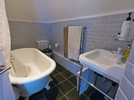 Spacious 2 Bedroom Flat to rent in Tooting Broadway, SW17 - Photo 2