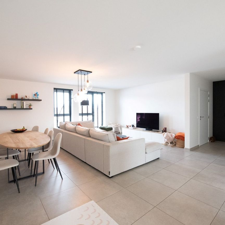 Topper! Ruim 3 gevel-appartement met ruim terras van 21,5 m² en parkeerplaats te Sint-Eloois-Vijve - Foto 1