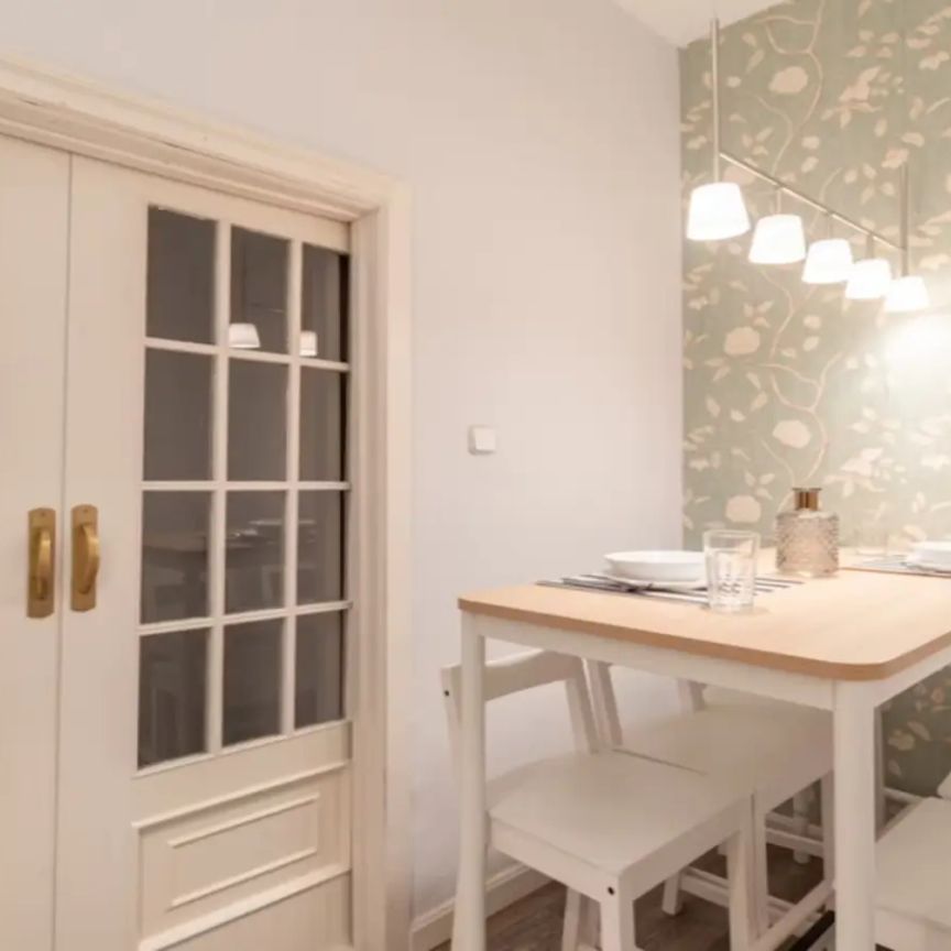 Rooms for women for rent in 5-bedroom apartment in Goya - Photo 1