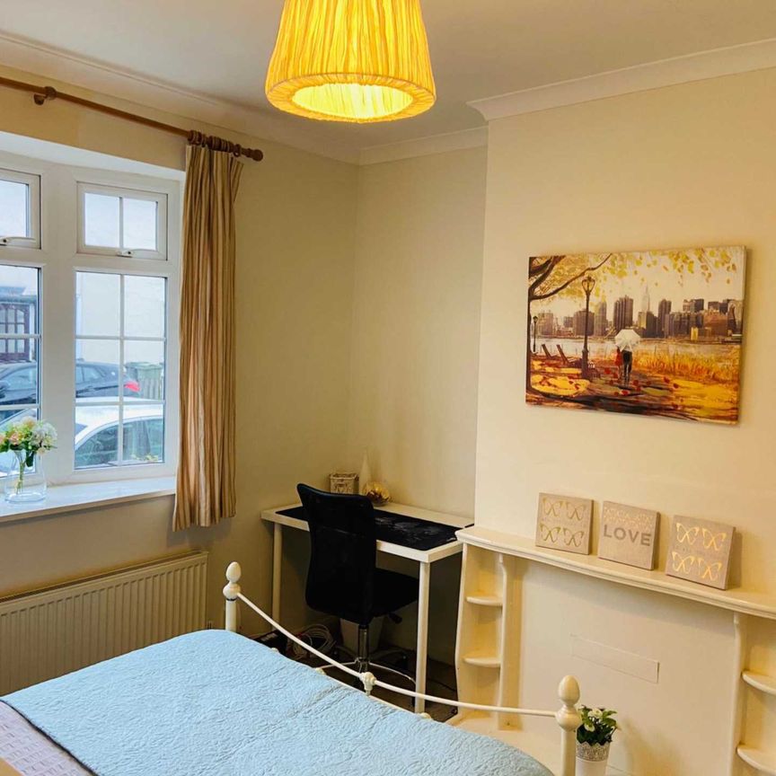COUPLES WANTED! Room 1: 46 George Road, Guildford, GU1 4NR - Photo 1