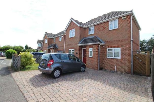 Chattern Hill, Ashford, TW15 - Photo 1