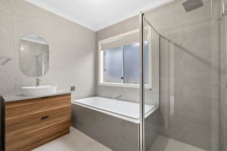 Renovated family home – walking distance to Marymede Catholic College - Photo 4