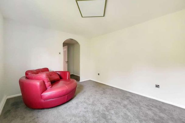 Streamside Close, Edmonton, London, N9 - Photo 1