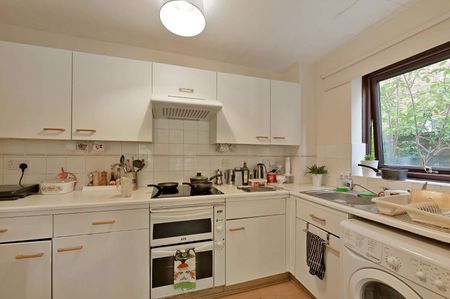A centrally located one bedroom terraced house only 0.4 miles from the High Street - Photo 4