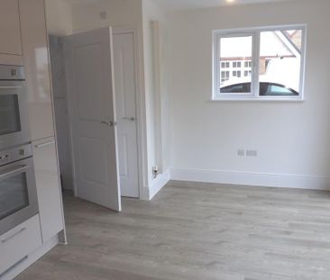 3 bedroom semi-detached house to rent - Photo 6