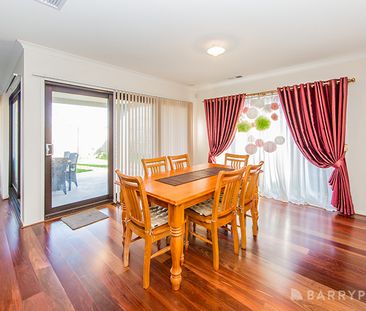 LARGE FAMILY HOME AWAITS! - Photo 5