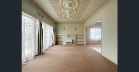 SPACIOUS 3 BEDROOM HOME - Photo 2