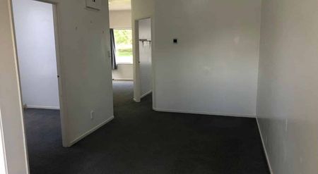 3 Bedroom Flat with Fenced Back Yard - Photo 5