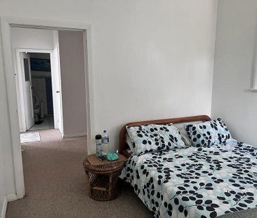 Beautiful 3 Bedroom House in Mt Roskill - Photo 3
