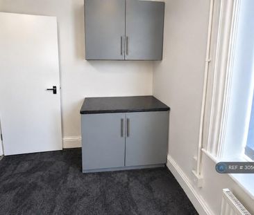 1 bedroom in a flat share to rent - Photo 5