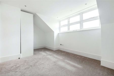Fantastic family home benefitting from an annexe, off-street parking and a garage. - Photo 2