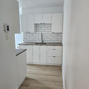 Magnifique 3½ rénové – Stationnement inclus – Disponible maintenant! - Beautifully Renovated 3½ Apartment – Parking Included – Available Now! - Photo 2