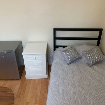 Room in a Shared Flat, Bowes Road, N11 - Photo 4