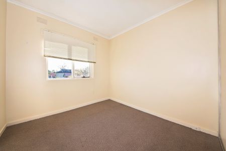 First Floor One Bedroom Apartment! - Photo 2