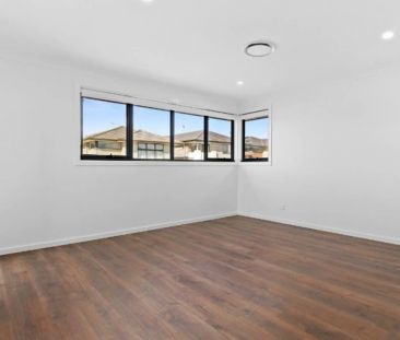 Contemporary Family Home with Versatile Open-Plan Living - Photo 2