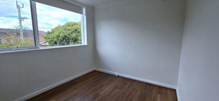 RENOVATED, BRIGHT AND SPACIOUS APARTMENT WITH 2 PARKING LOTS! - Photo 5