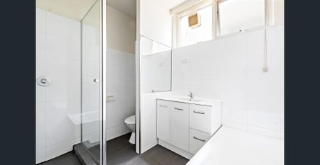 Large apartment in great location with privacy and security. - Photo 5