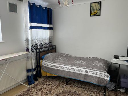 3 Bed Terraced House, Sangley Road, SE6 - Photo 2