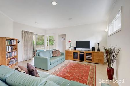 Perfect Summer Living in the Heart of Mount Waverley - Pool Maintenance Included! - Photo 3