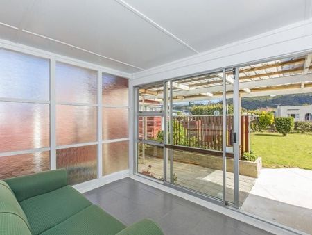 Secure 3BR plus Sunroom in Taita, Lower Hutt - Photo 2