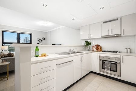 Whole floor sub-penthouse with panoramic water views - Photo 3