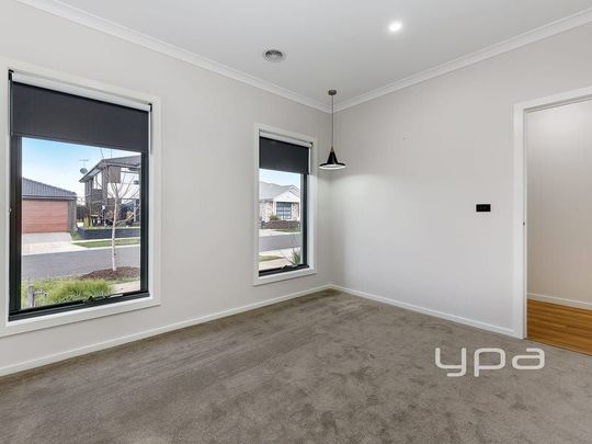 16 Adlington Avenue, GREENVALE - Photo 1