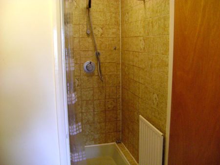 1 bedroom in a flat share to rent - Photo 5