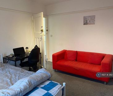 1 bedroom in a house share to rent - Photo 3