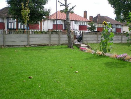4 bedroom semi-detached house to rent - Photo 3