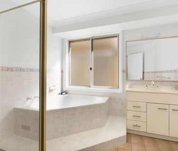 Family comfort in a peaceful court location - Photo 6