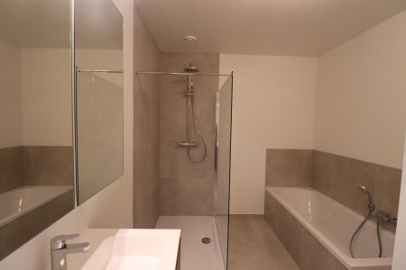 Nieuwbouwwoning met 3 slaapkamers, zolder, tuin en 2 autostaanplaatsen. - Photo 2